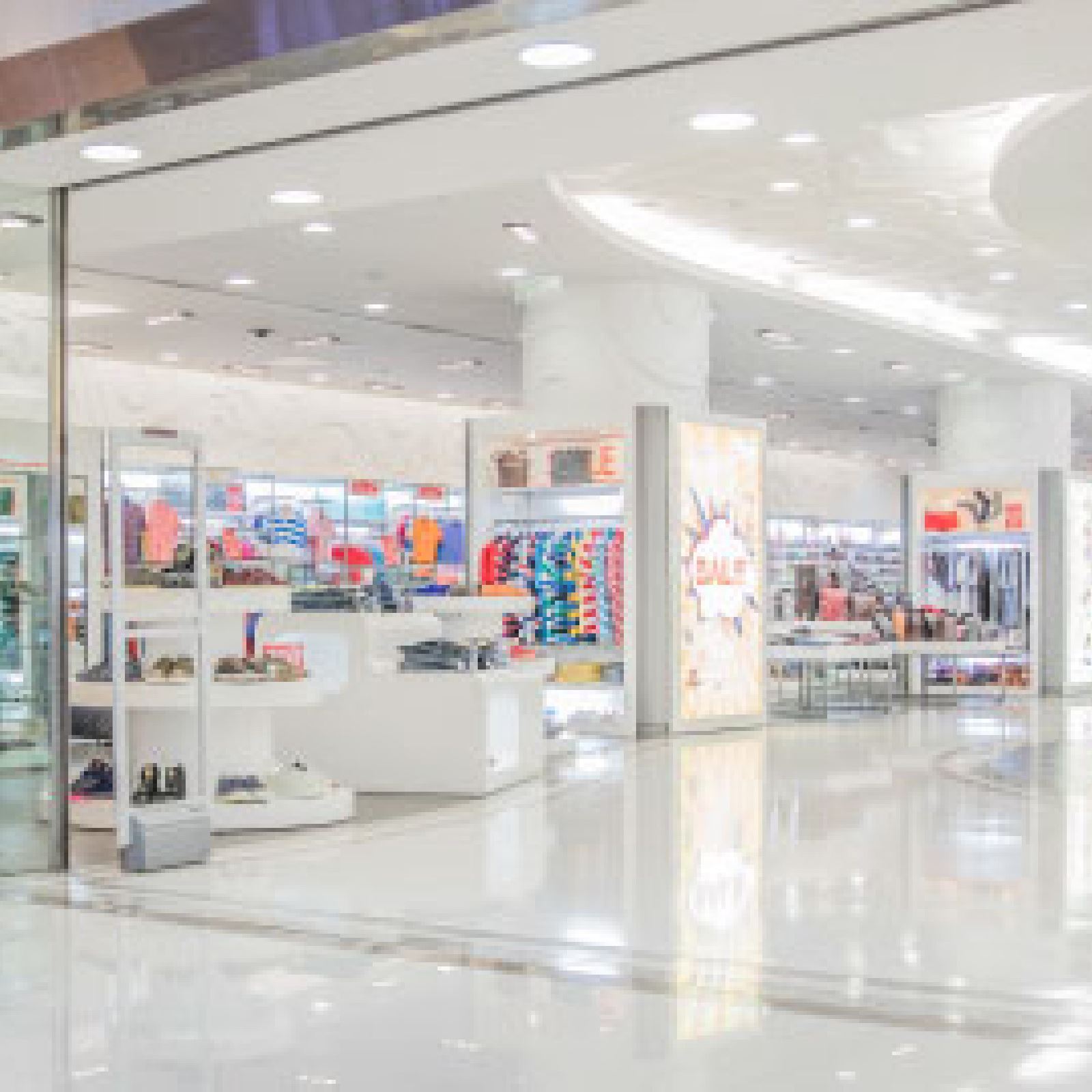 <p>The New Yaohan Outlet was opened on 3/F of the Macau Outer Harbour Ferry Terminal.</p>